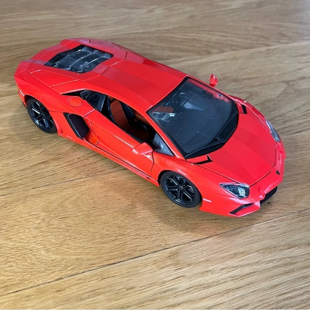 1:18 Burago Lamborghini Aventador LP700-4 Diecast Car